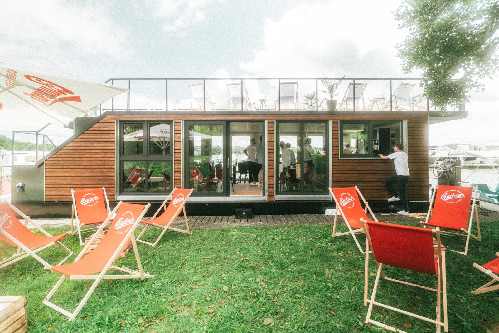 Bild von dem Boot Beluga am Ufer des Scharmützelsees.